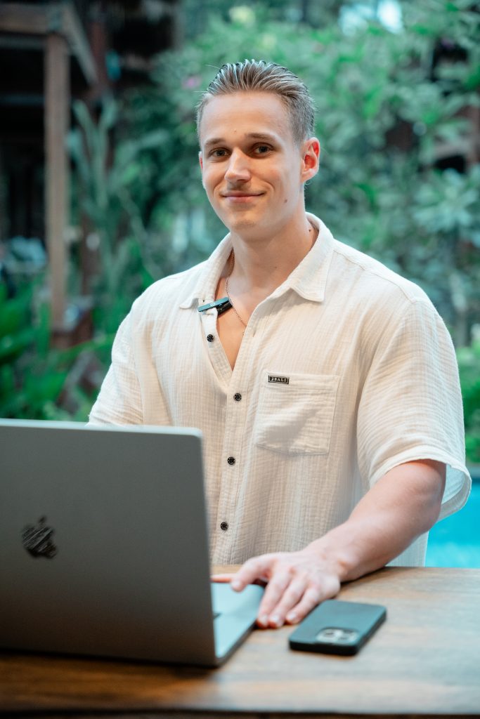 Oliver Kemerer beim Online-Fitness-Coaching am Laptop – KF Coaching Flensburg