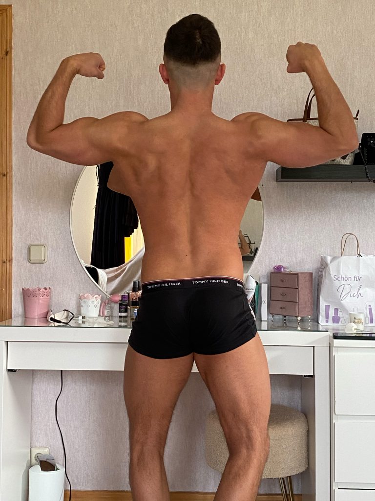 Mirco während der Transformation – zunehmende Muskeldefinition durch strukturiertes KF Coaching