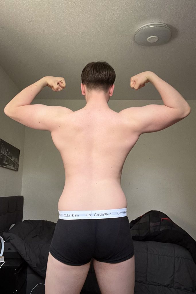 Fabrice nach 4 Monaten Fitness-Coaching – Frontansicht mit verbesserten Körperproportionen