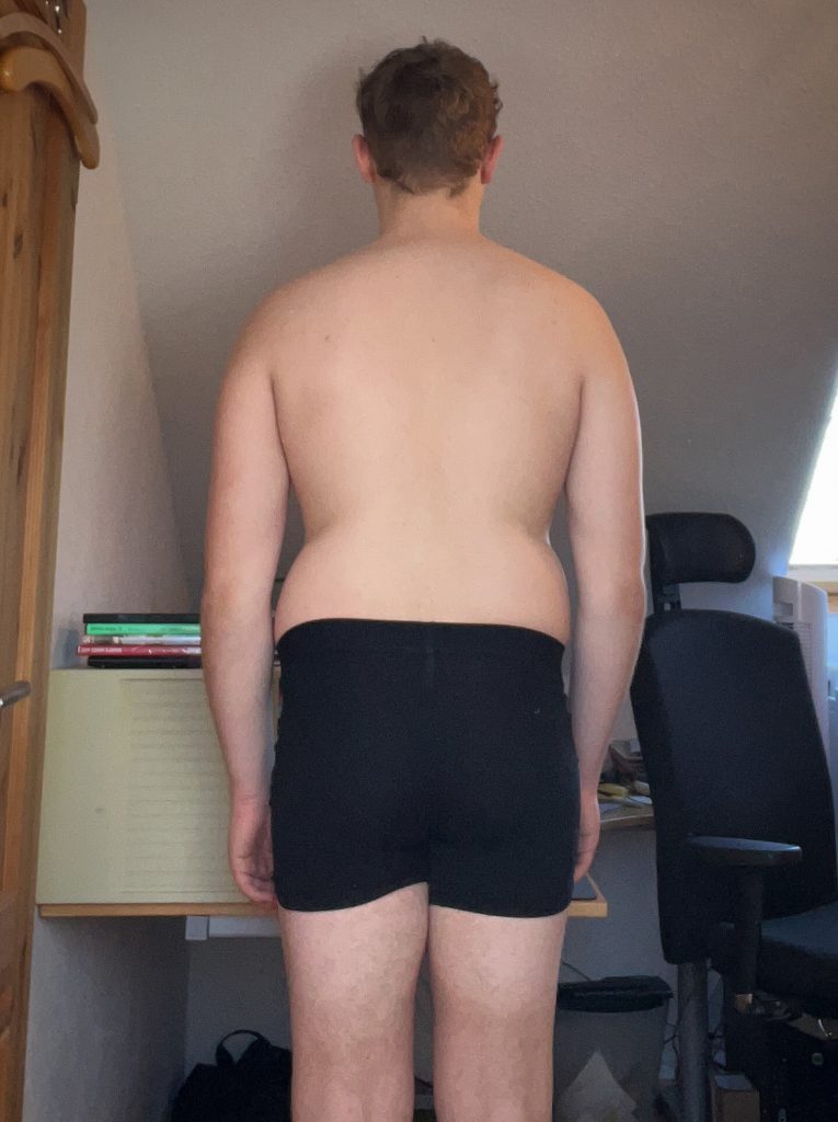 Christian vor dem Fitness-Coaching bei KF Coaching – Rückenansicht vor der körperlichen Transformation