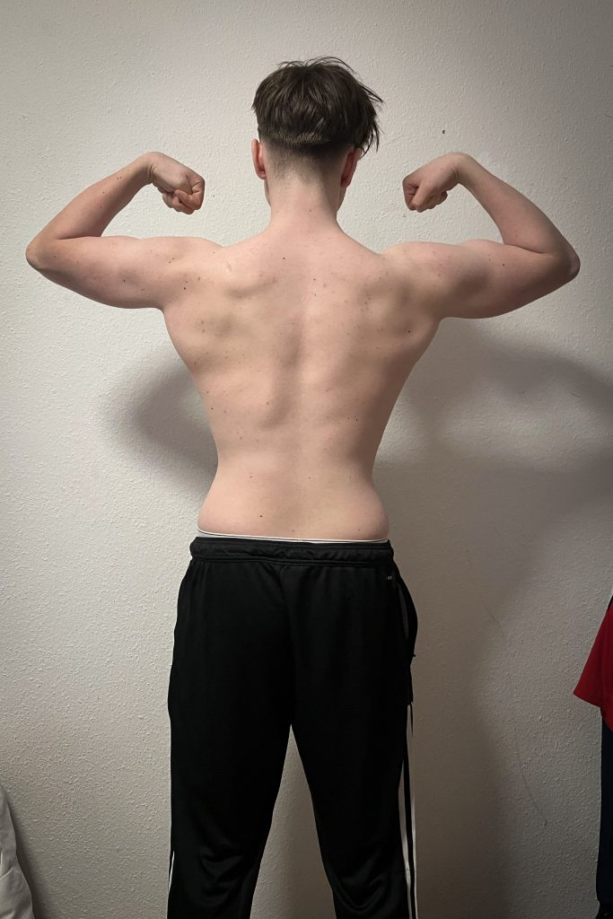 Fabrice nach 4 Monaten Fitness-Coaching – Rückenansicht mit sichtbarem Muskelzuwachs