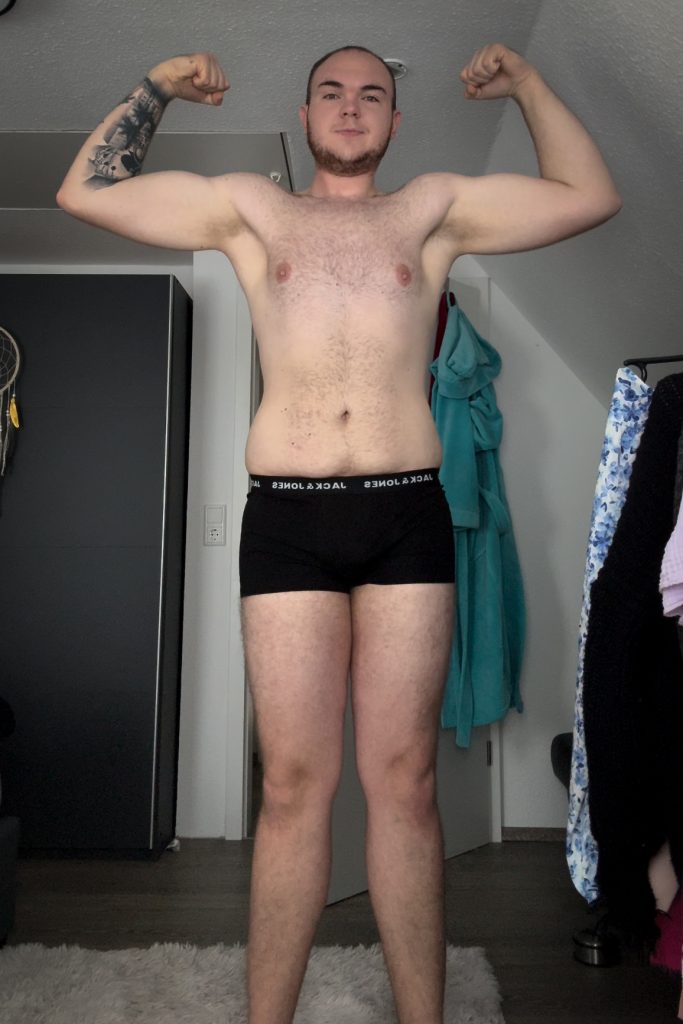 Devid nach erfolgreichem Fitness-Coaching bei KF Coaching – Fortschritte in Körperhaltung, Definition und Selbstbewusstsein